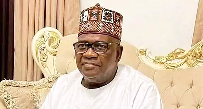 Tsahon Gwamnan gombe Goje, ya bayyana cewa Har yanzu shi mamba ne na APC, Amma nan ba da jimawa ba zai bayyana matakin makomar tafiyar siyasarsa